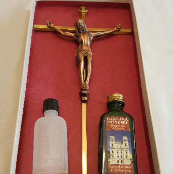 Vintage Crucifix Cross Jesus Christ Cast Metal with Holy Water - Picture 6 of 6